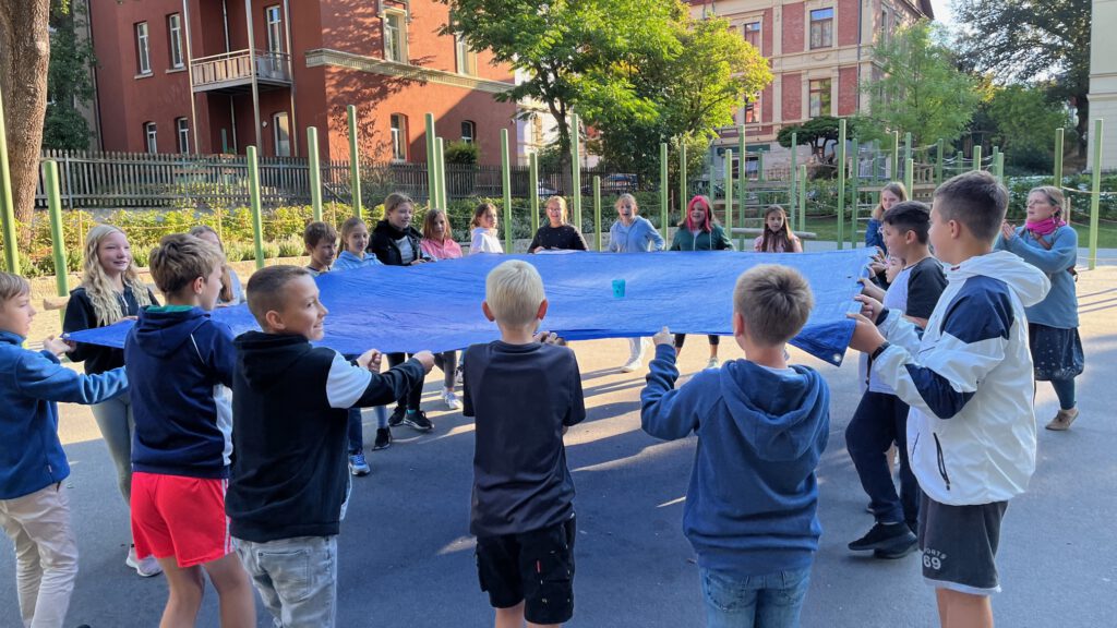 Schülerinnen und Schüler bei einer gemeinsamen Aktion auf dem Schulhof