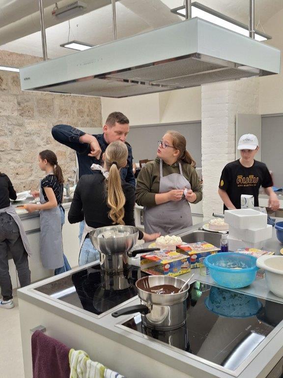 Schülerinnen und Schüler der Parkschule beim gemeinsamen Kochen